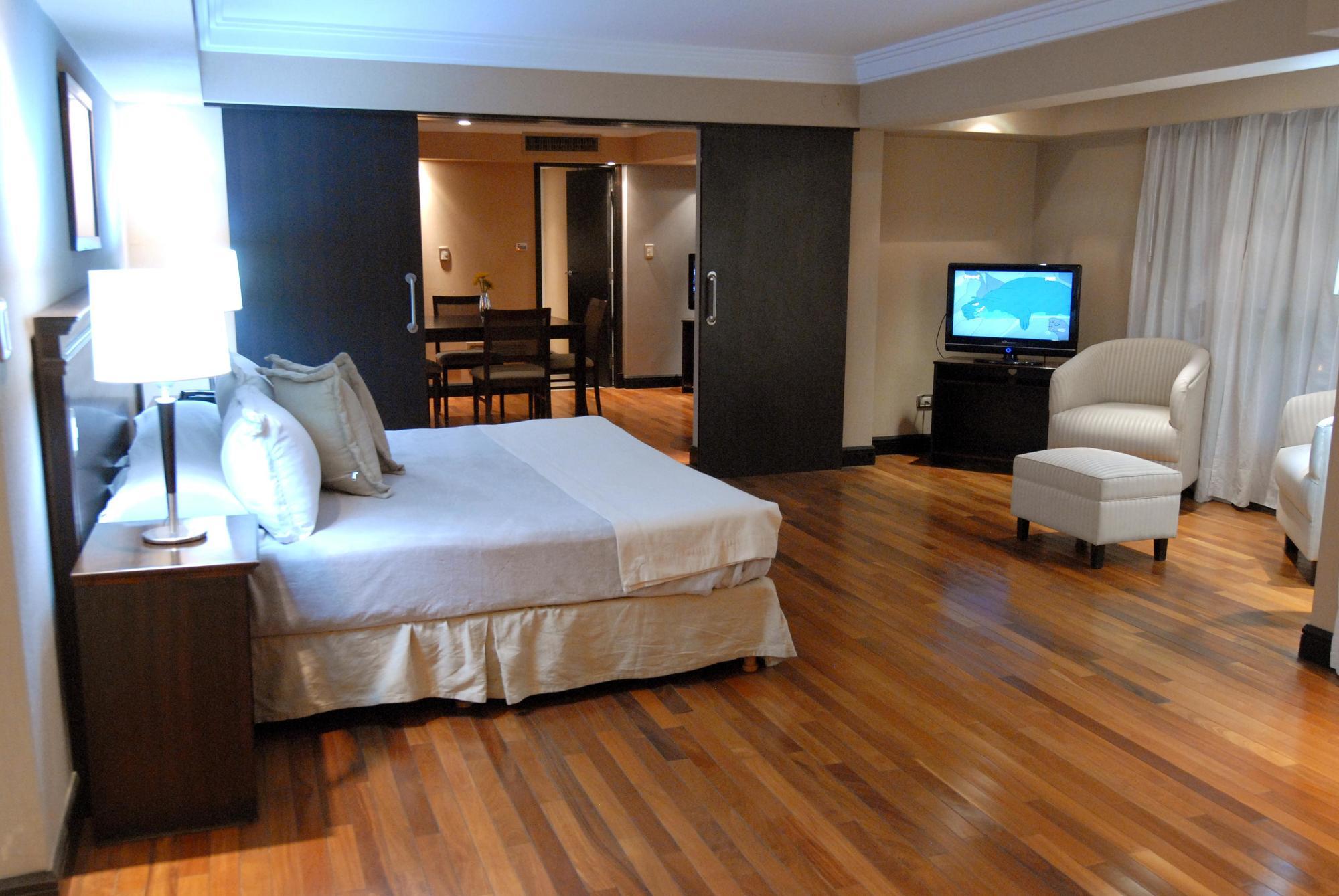 Premium Tower Suites Мендоса Екстериор снимка
